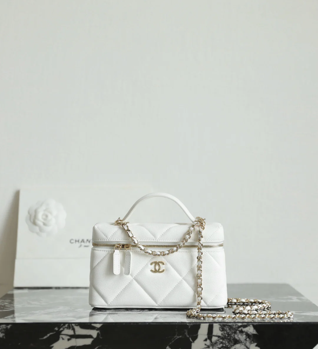 Сумка-ланчбокс Chanel LP из стеганой ткани 25k — белая — фурнитура из светлого золота.