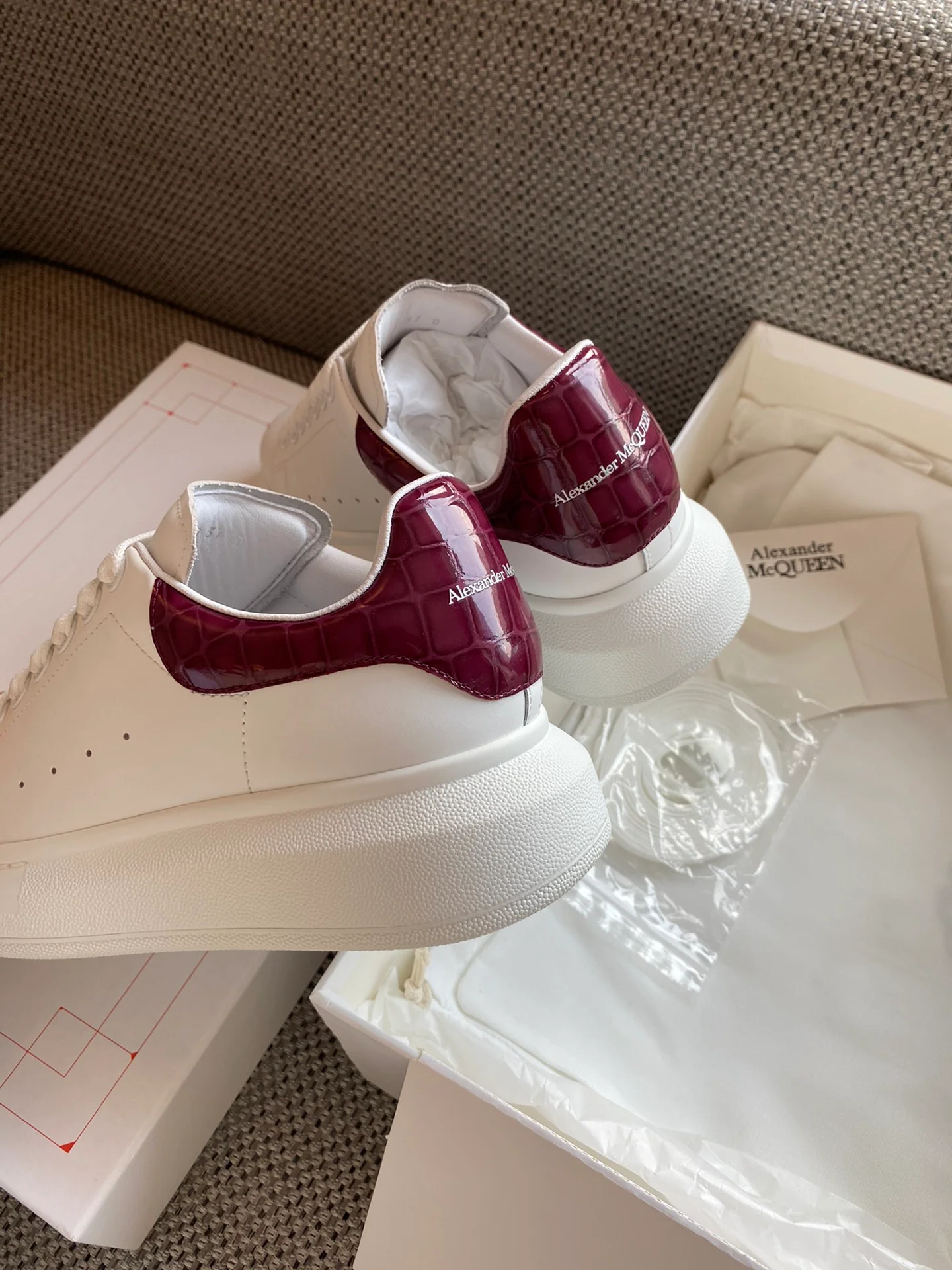 Классические белые кроссовки McQueen - на каблуке-резинке - в клетку - бордовые