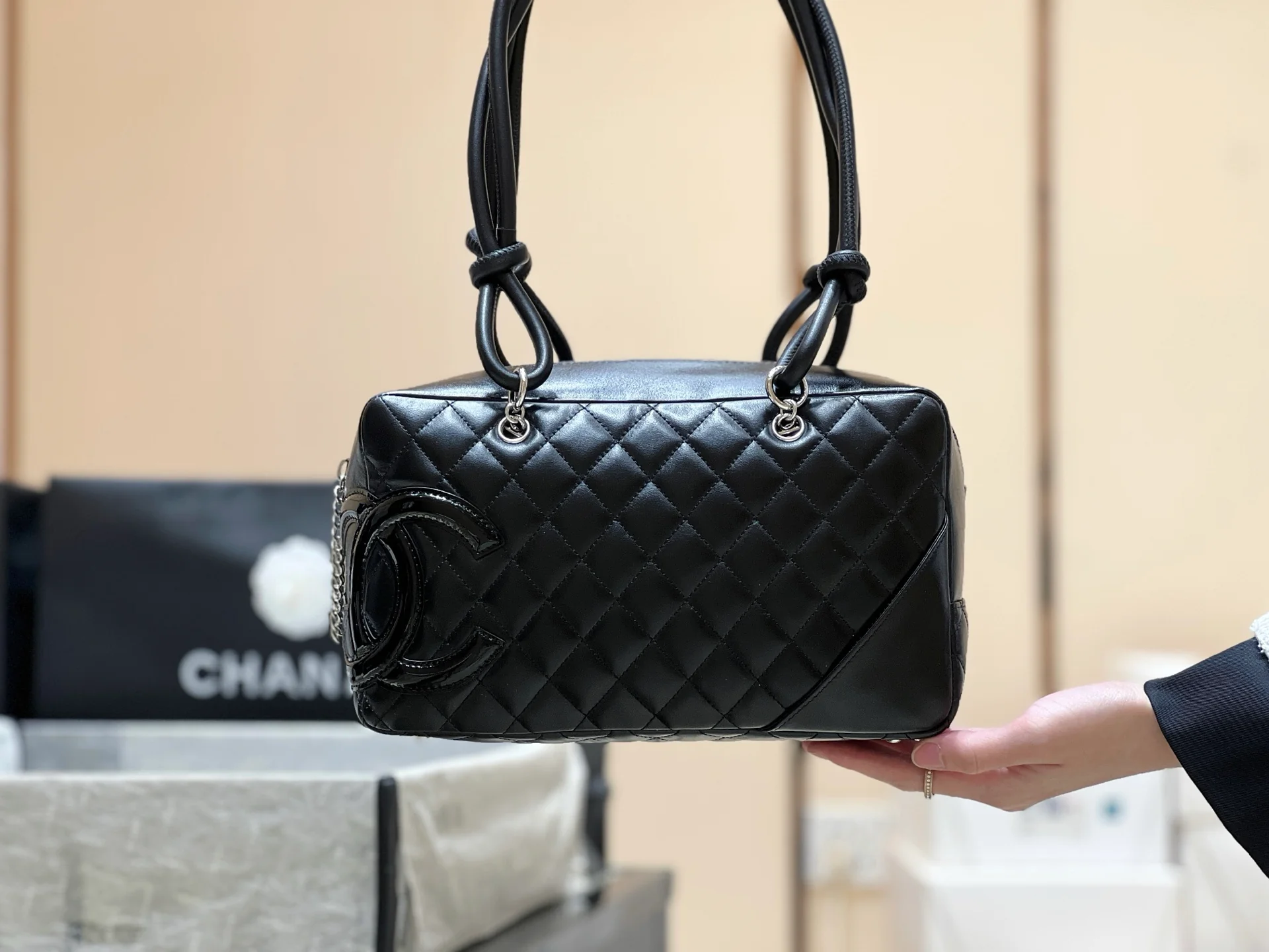 Chanel - Классическая, вневременная винтажная большая сумка-подушка Kang Peng