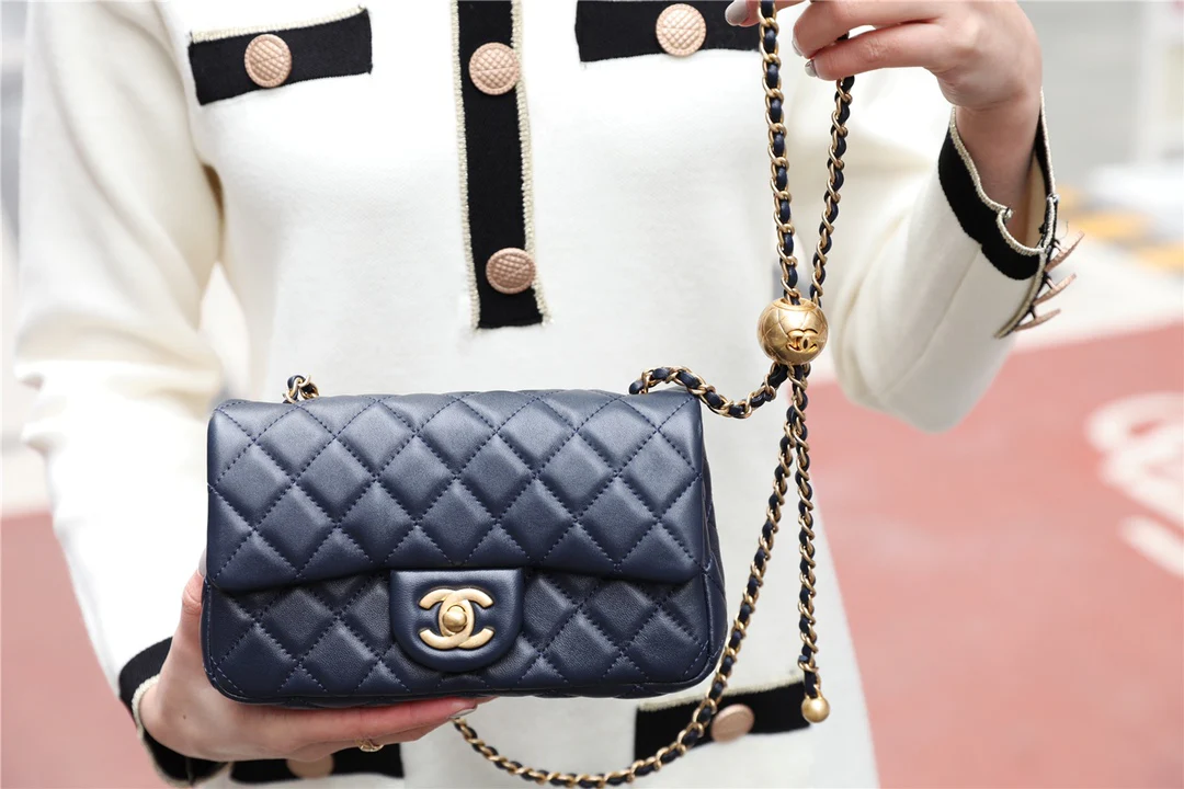 Сумка Chanel Golden Ball Flap Bag 2020 года - 20 см