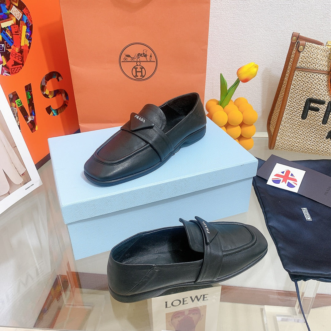 Обувь Prada - удобные лоферы Prada из мягкой кожи - черные