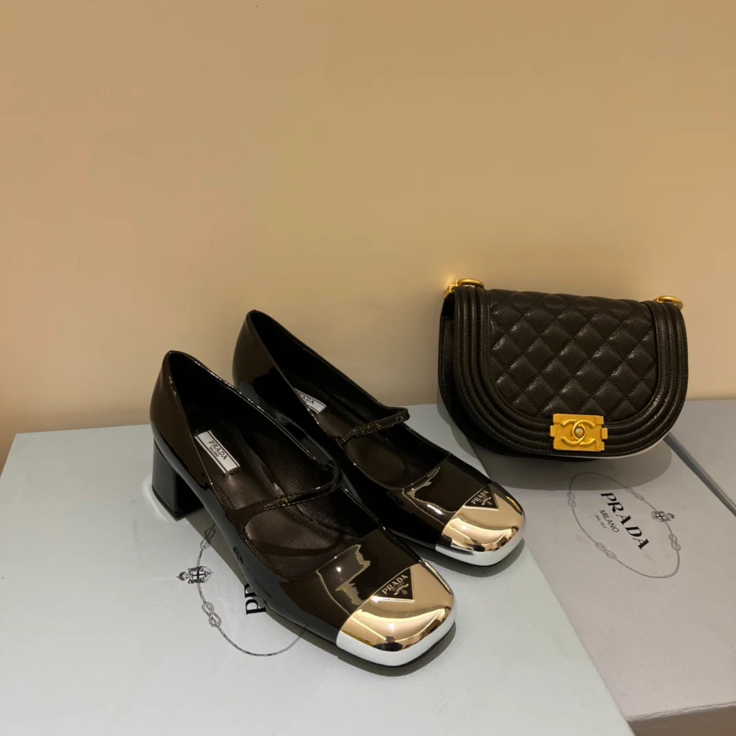 Новинка сезона осень/зима 2022 от Prada - туфли на массивном каблуке с металлическим закругленным носком.