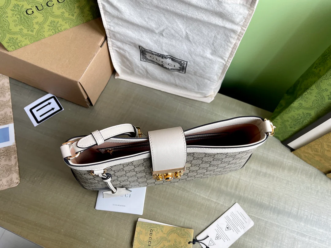 Открытая сумка через плечо Gucci из серии Ophidia - белая.