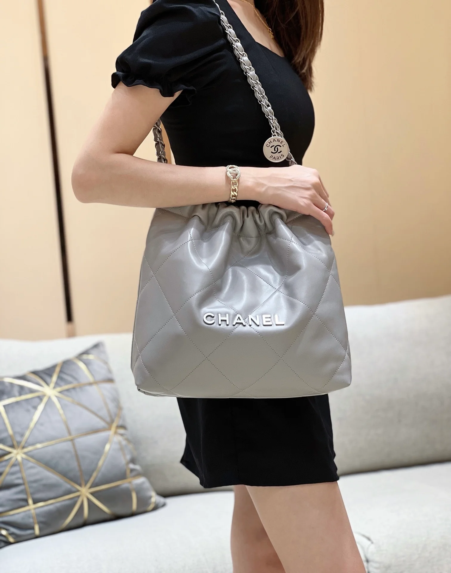 Сумка Chanel 22, средне-серый цвет - на фото.