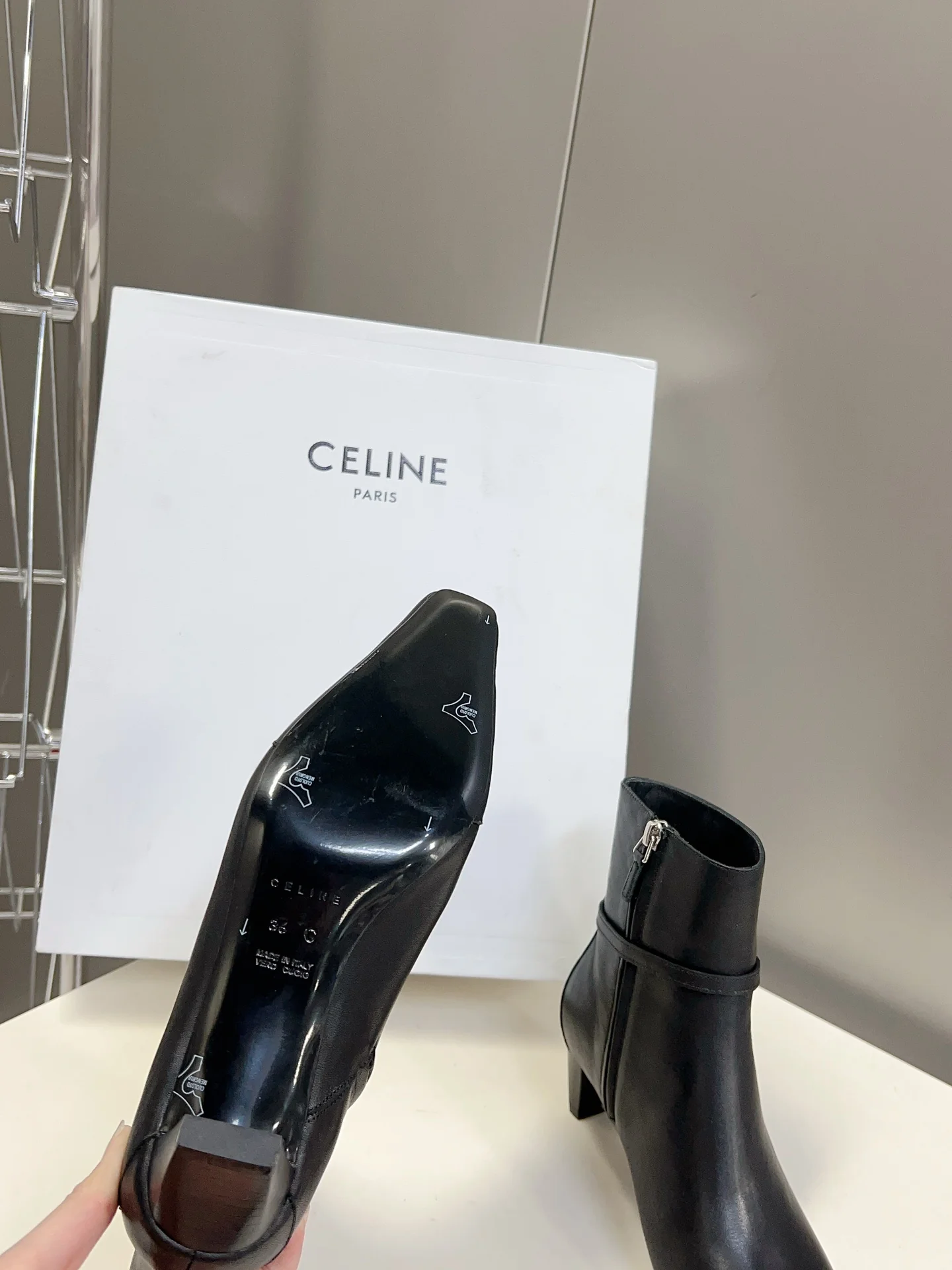 Новинка сезона ?Ранняя осень 2023? от Celine: ботильоны на низком каблуке с острым носком, черная кожа.