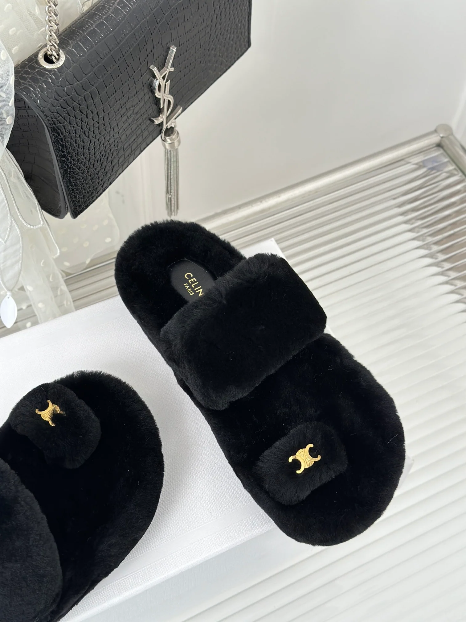 Новинка 2023 года от Celine - Шерстяные шлепанцы - Черные