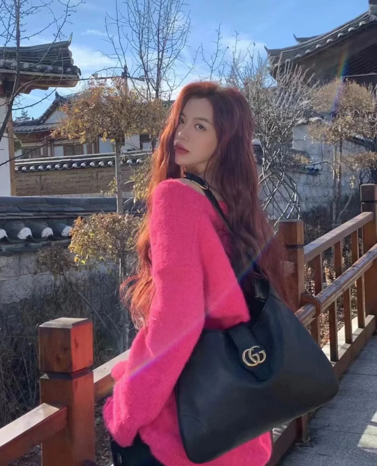 Весенняя коллекция Gucci 2023 — Сумка через плечо ?Полумесяц? — Черная — Фотографии в действии.