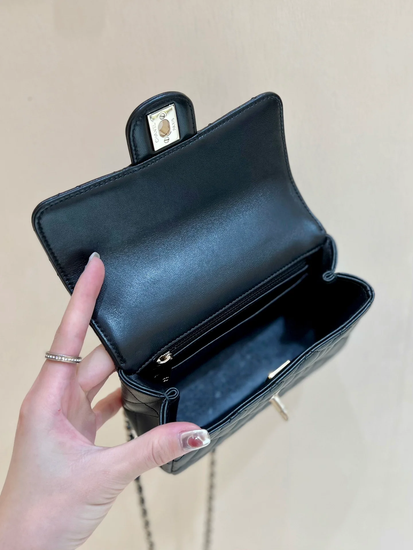 Ручка сумки Chanel 23a CF со стразами - черная