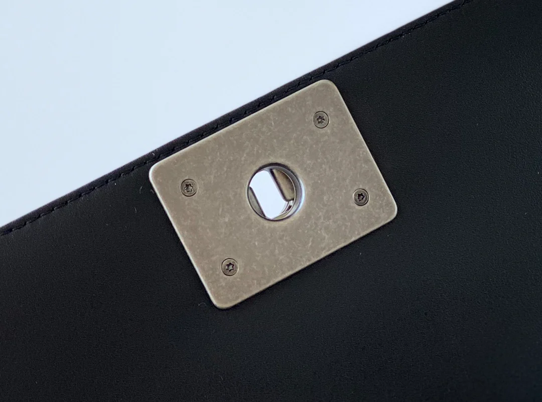 Мини-сумка Chanel Le Boy из черной телячьей кожи с винтажной серебряной пряжкой.