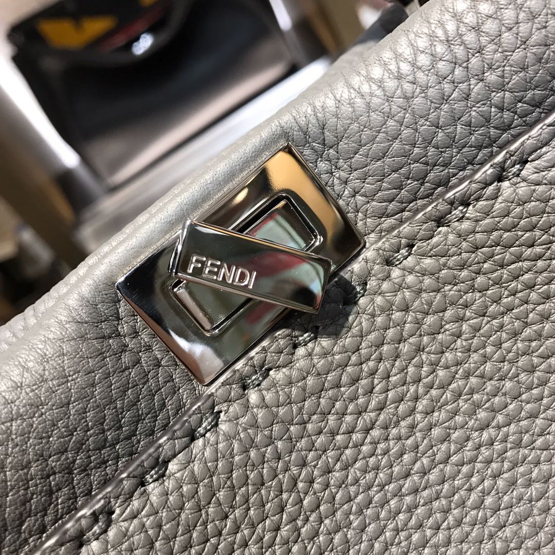 Мини-сумочка Fendi Peekaboo из серой кожи