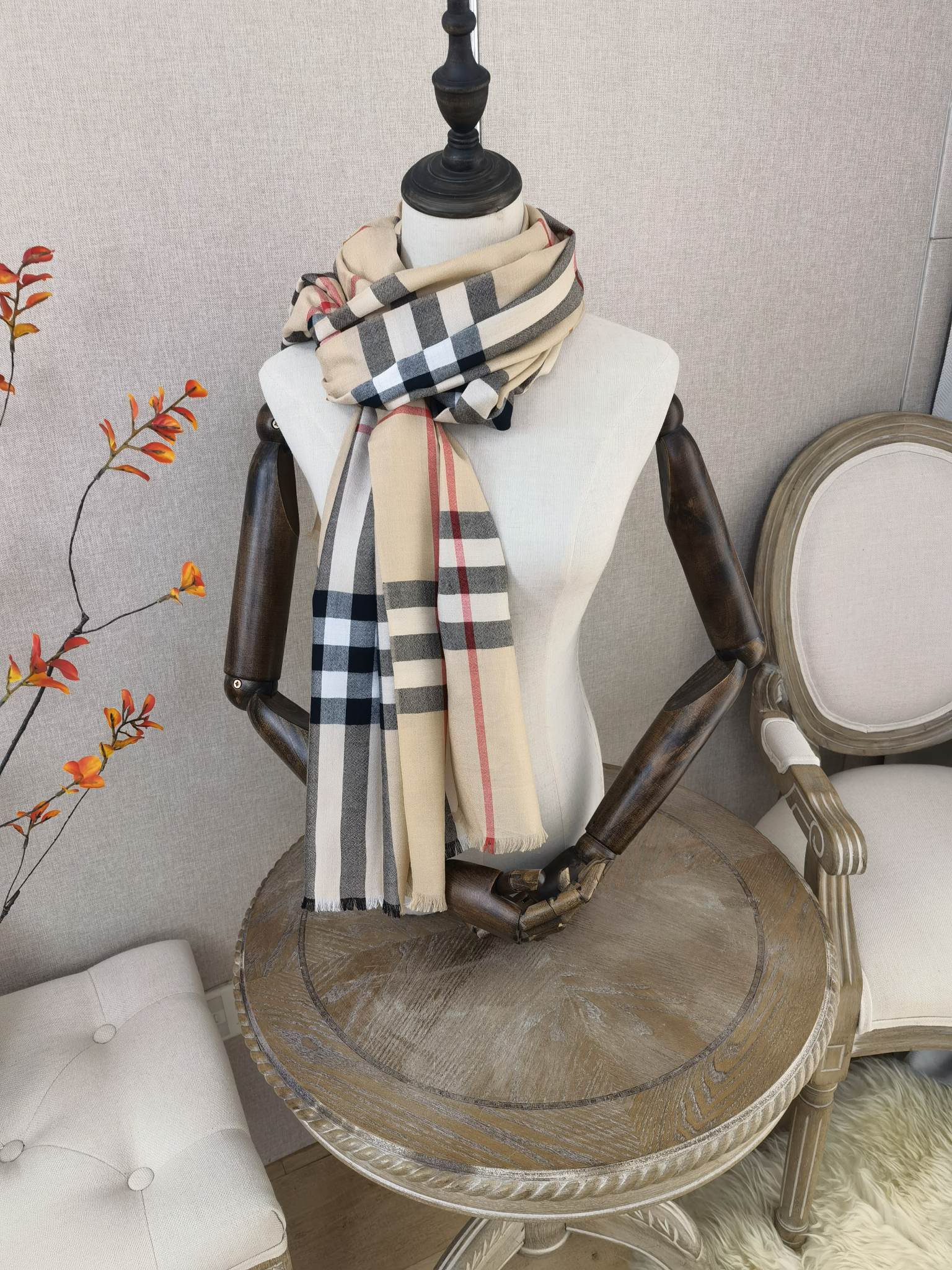 Burberry - нестареющая классика, бестселлер: тонкий длинный шарф - 70-220 см