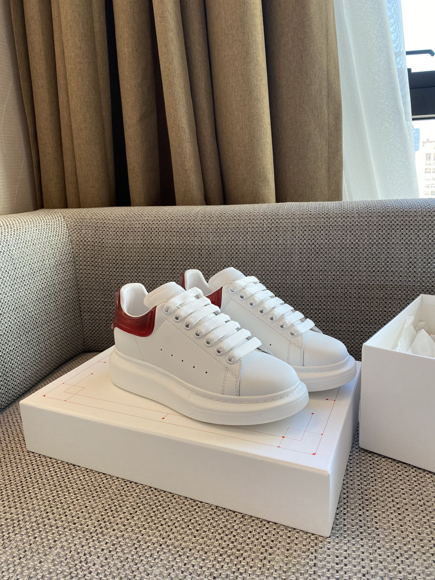 Классические белые кроссовки McQueen - на каблуке-резинке - красные