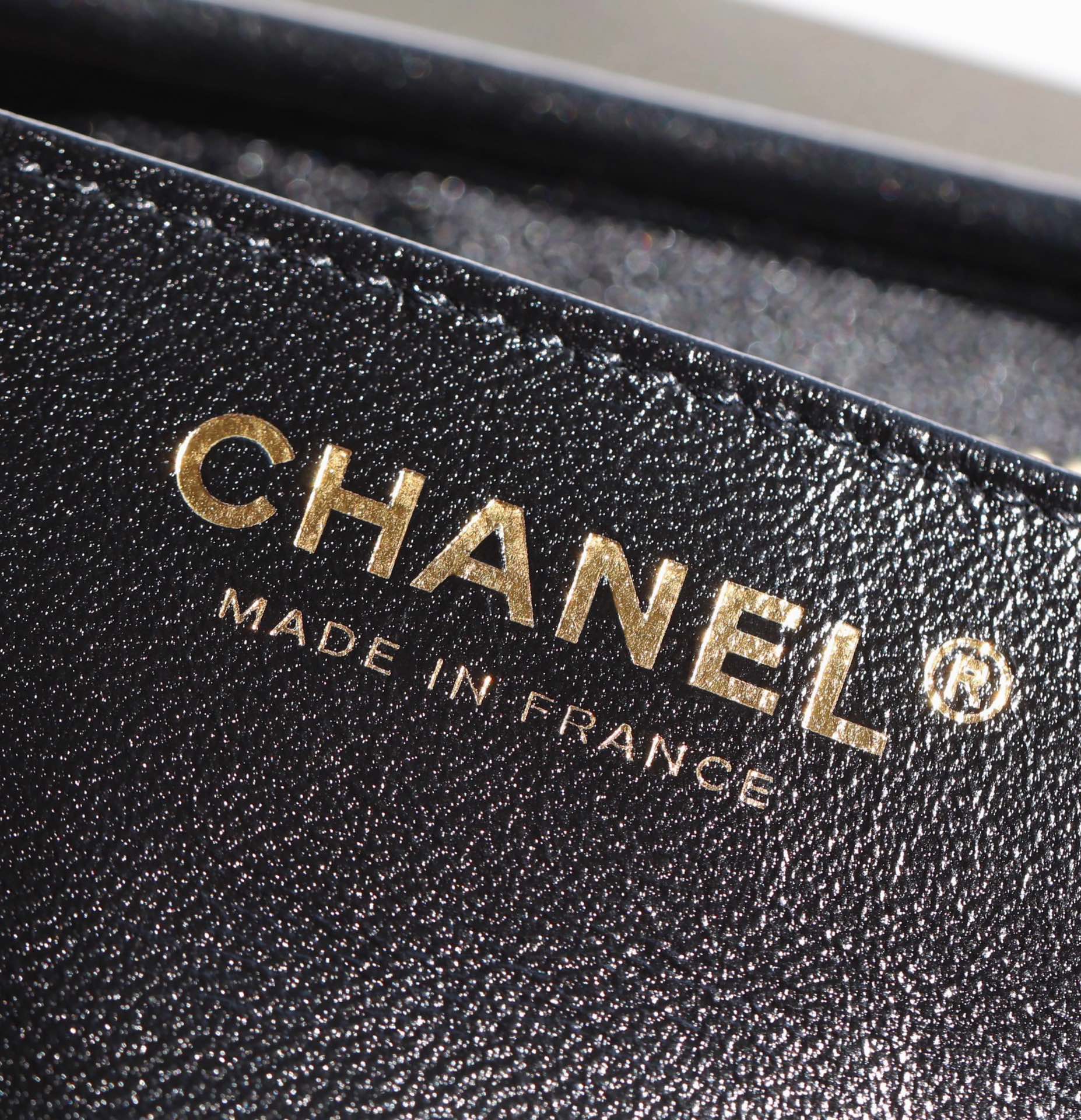 Сумка Chanel 24a Métiers d'Art из глянцевой овечьей кожи, маленькая, черная.