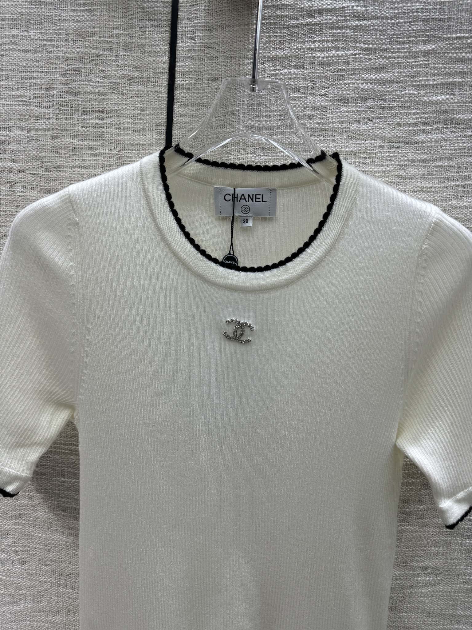 Chanel 2404 - Вязаный топ с короткими рукавами и контрастным вырезом горловины - Белый