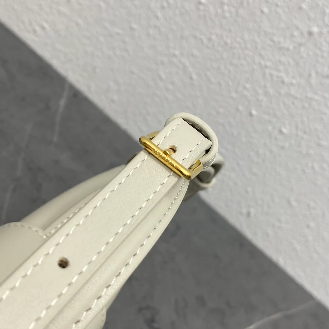 Миниатюрная кожаная сумка-ведро Celine Triomphe - белая