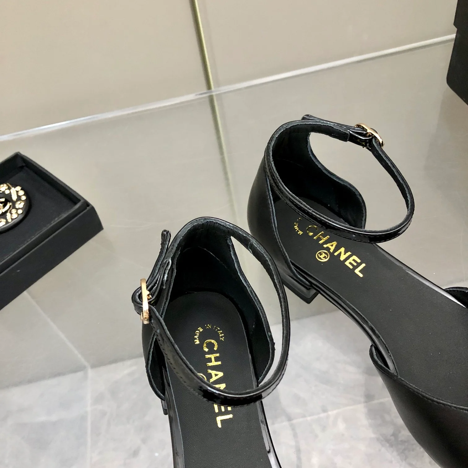 Коллекция Chanel 2022 года с подиума - Сандалии на плоской подошве - Черные