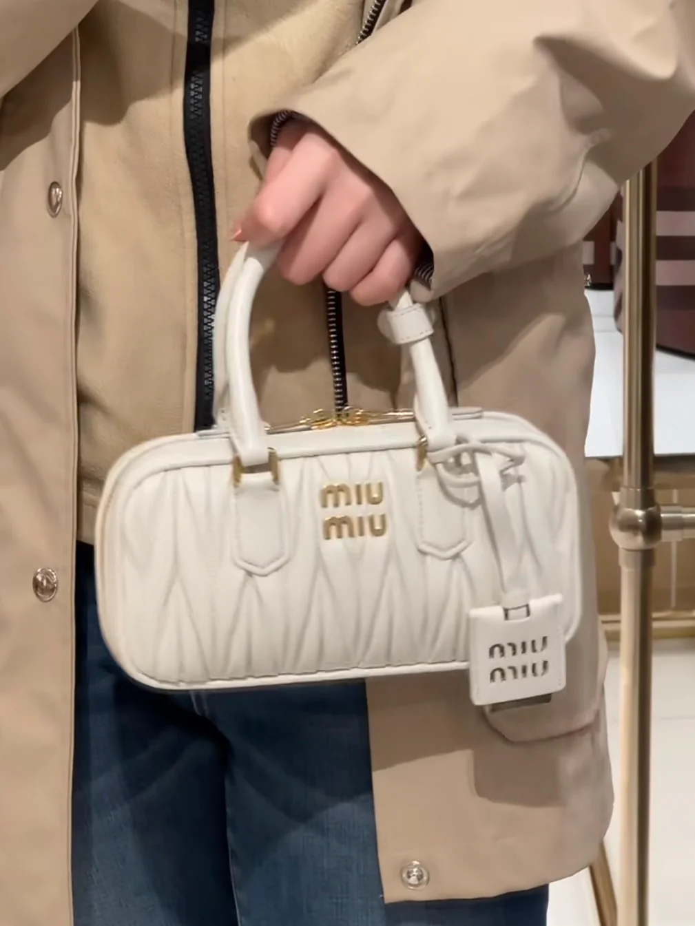 Miu Miu-5b088m1100 - Миниатюрная плиссированная сумка для боулинга - Белая