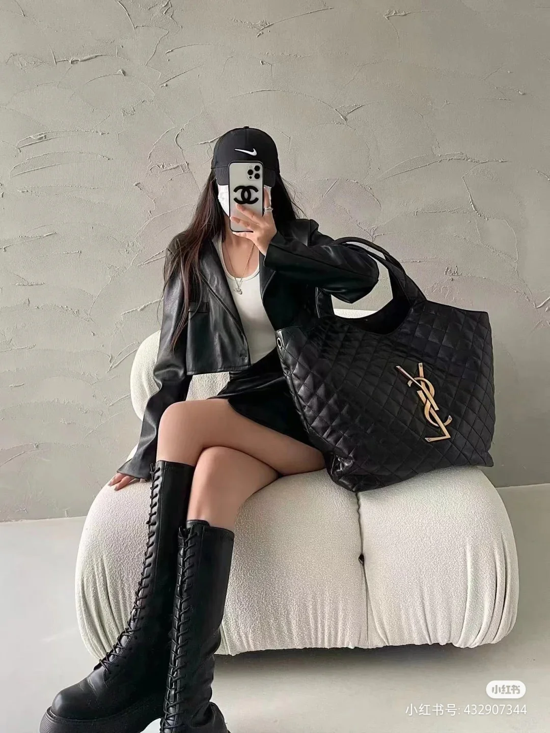 Сумка-тоут YSL Icarre — из овечьей кожи — черная с золотой фурнитурой — стиль Роуз (выбор Пак Чэ Ён) — фотографии в одежде