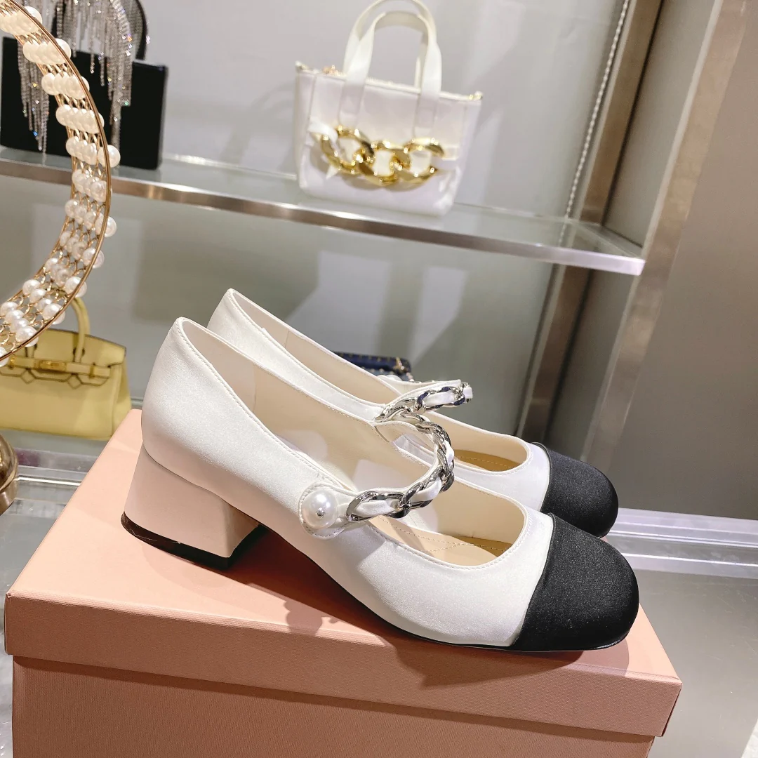 Весенняя коллекция Miu Miu 2023 - Шелковые туфли с квадратным носком - Белые