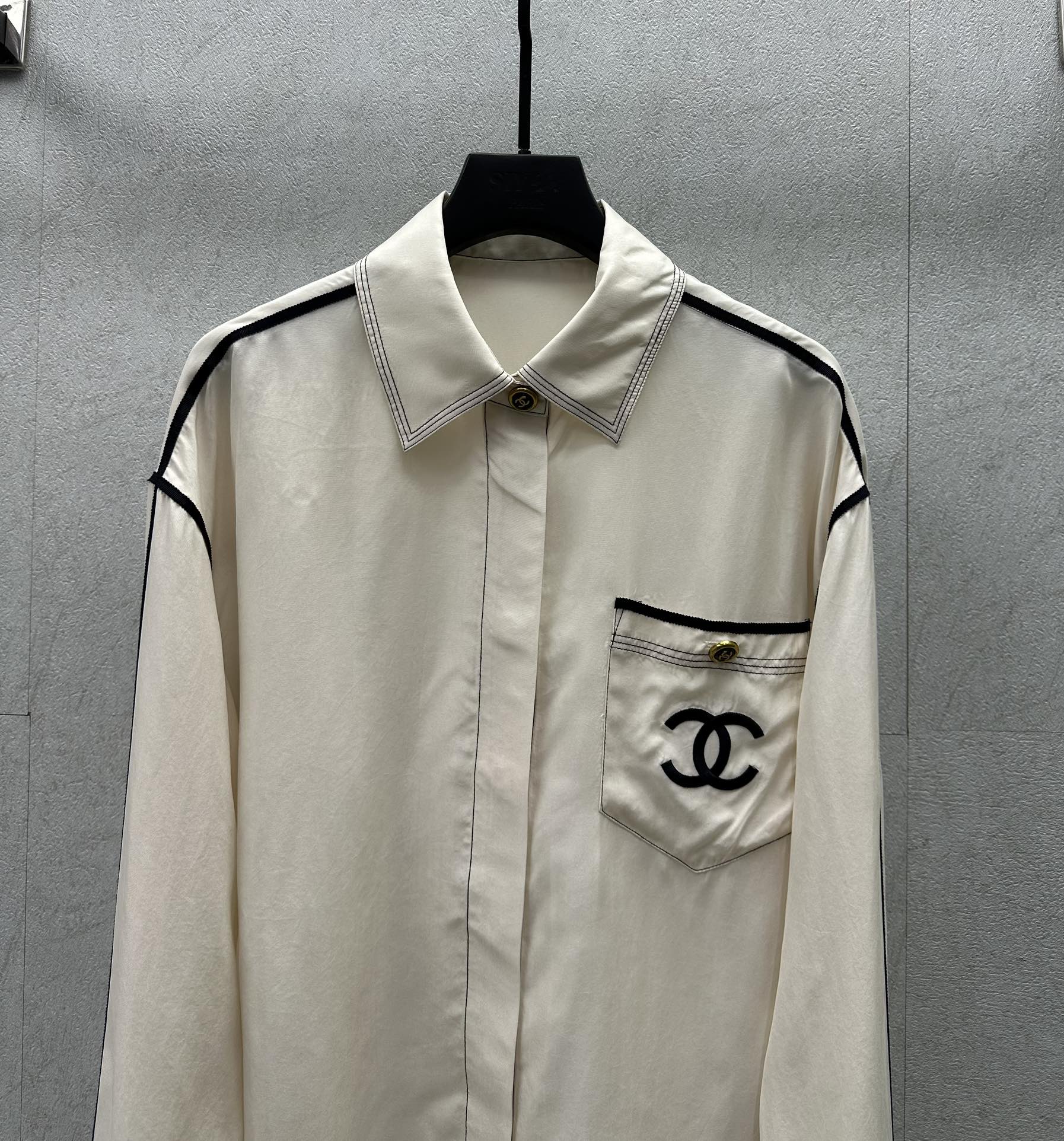 Шелковая винтажная рубашка Chanel 2403 с вышитым логотипом.