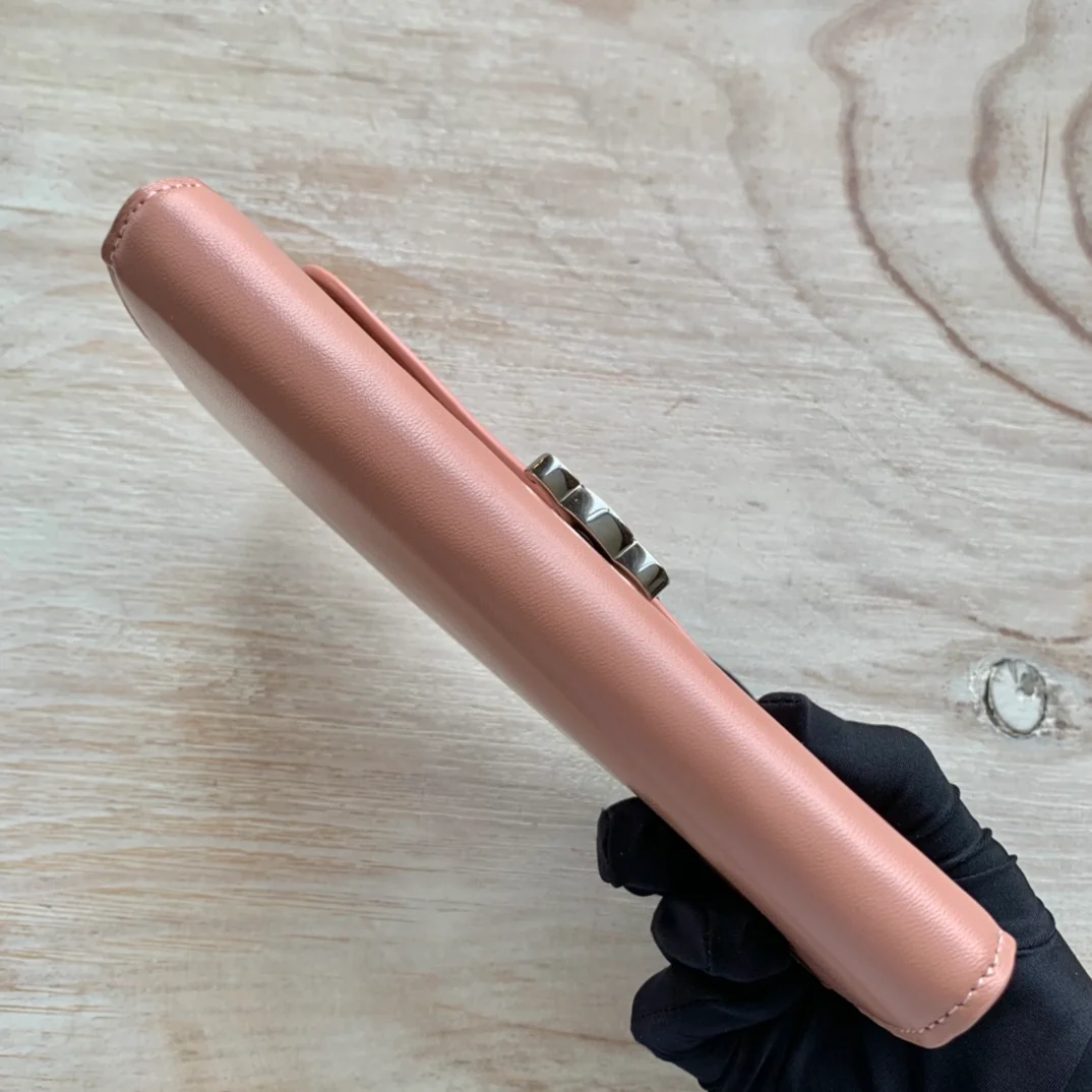 Celine TRIOMPHE 大号亮泽光滑羊皮革翻盖长夹