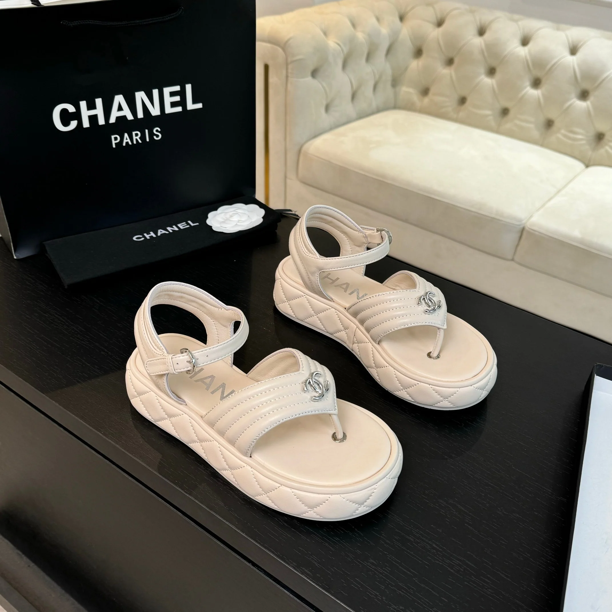 Повседневные сандалии Chanel 2024 года — цвет ?Молочный чай?.