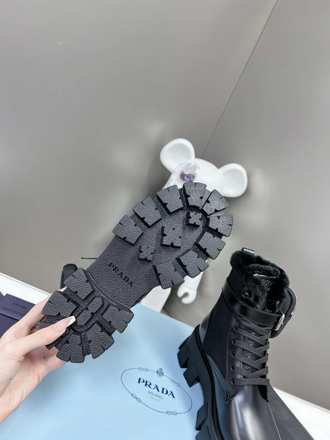 Chanel - Новинка весны 2022 года - Высокие повседневные туфли с зубчатым ремешком - Черные