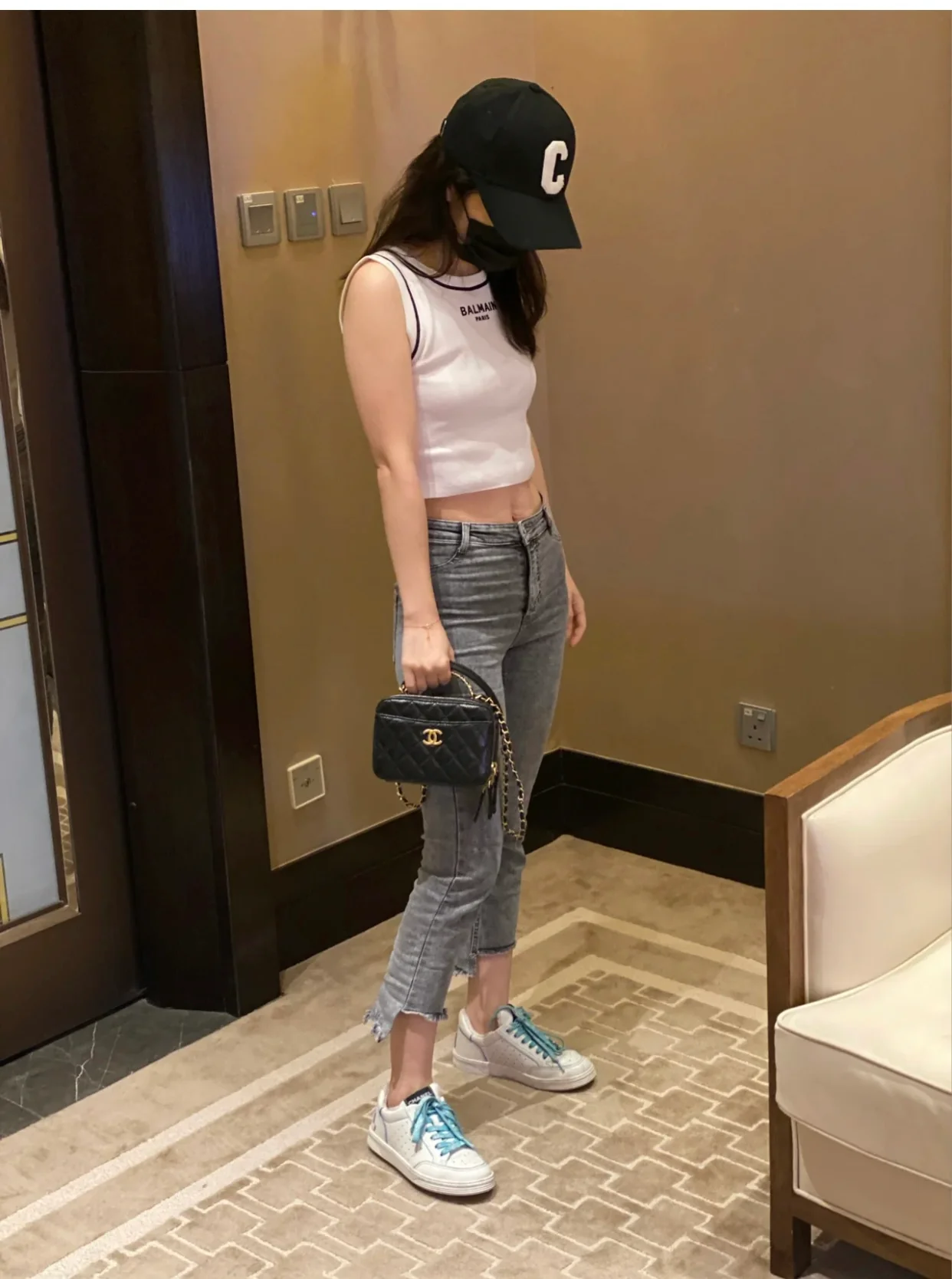 Chanel - Новая сумка-фотоаппарат с ручкой в ??виде буквы - Сумка-коробочка - Фотографии в действии