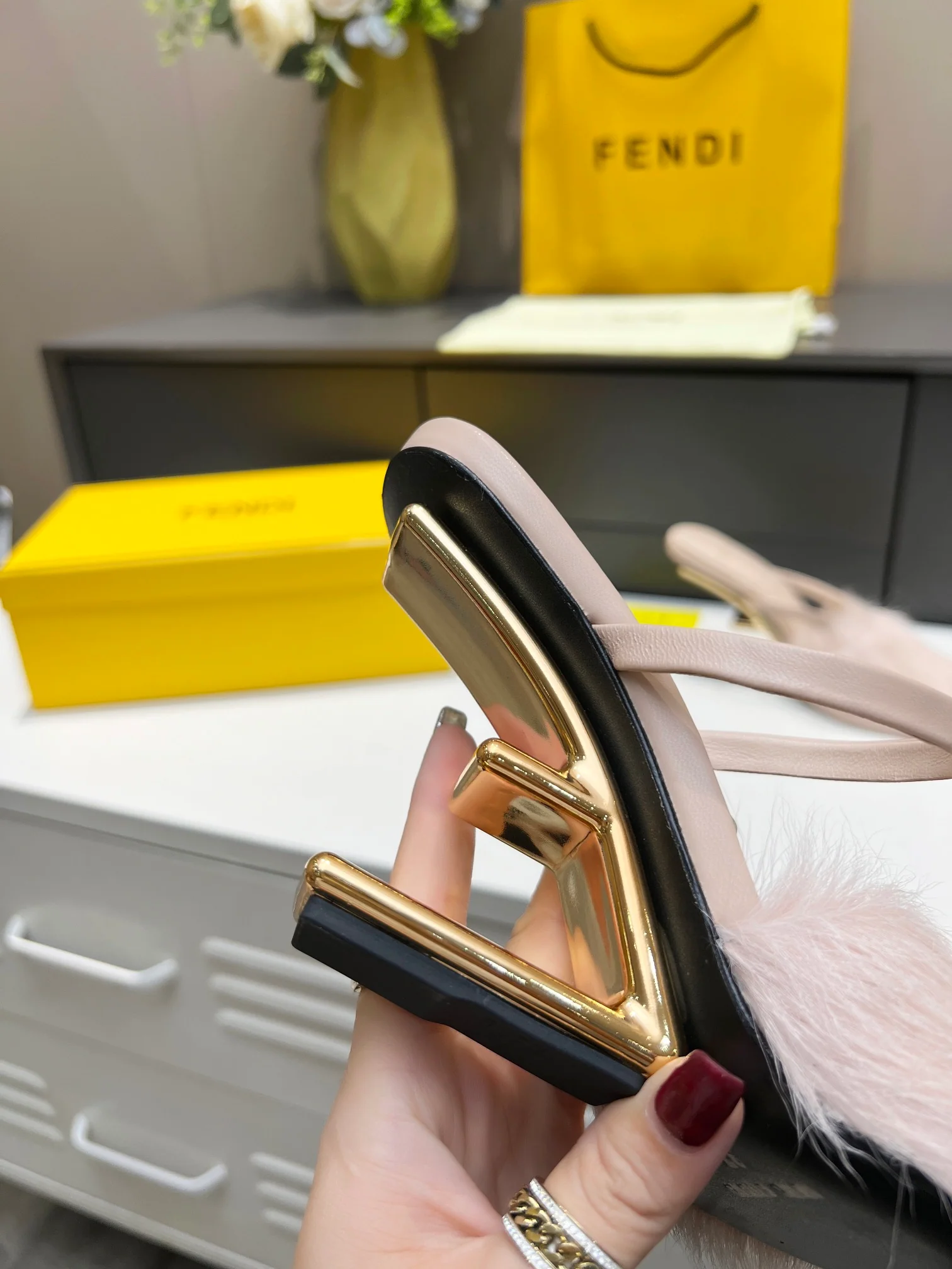 Fendi - Меховые тапочки на высоком каблуке - Светло-розовые