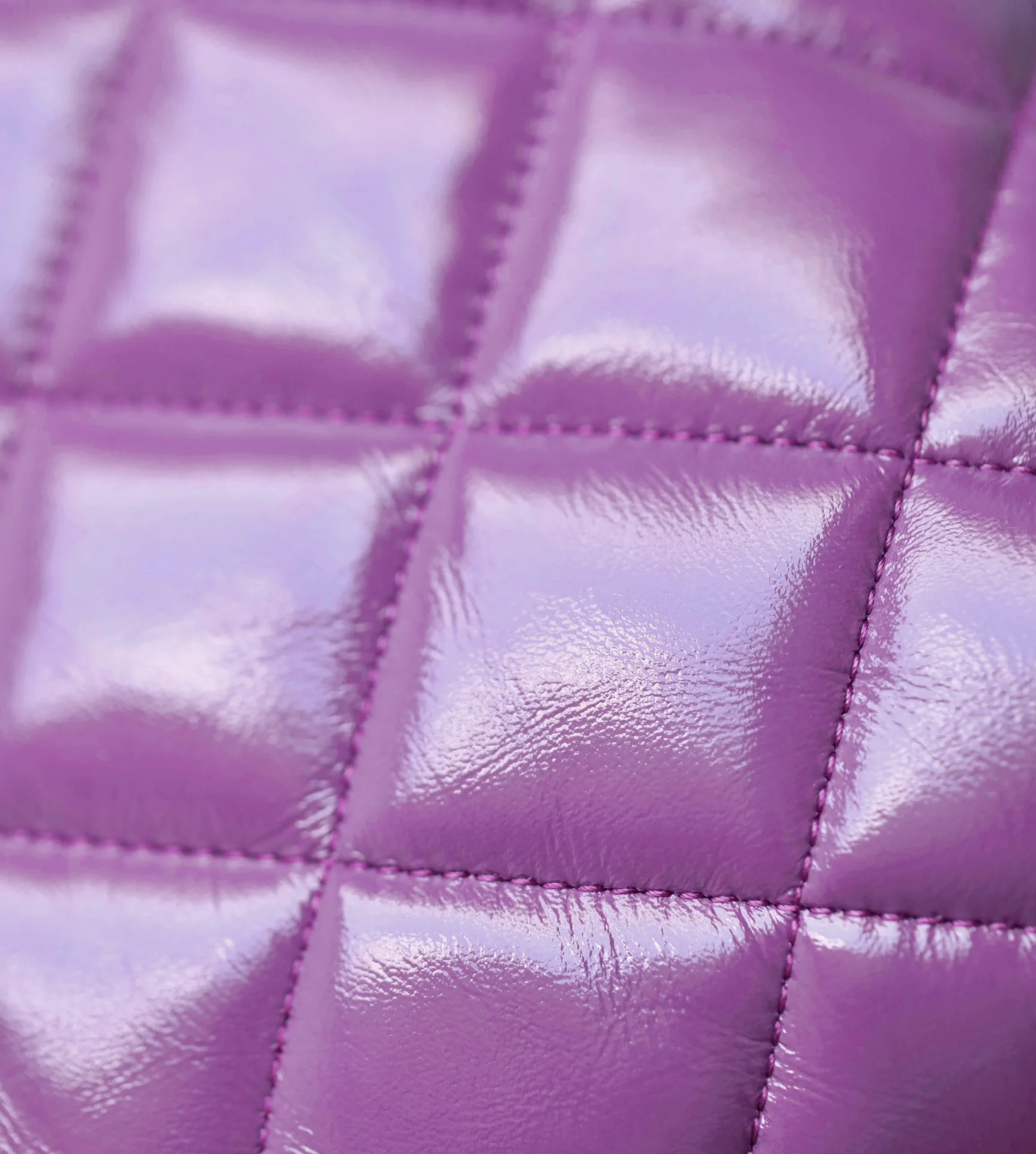 Сумка Chanel 24a Métiers d'Art из глянцевой овечьей кожи, маленькая, фиолетовая.