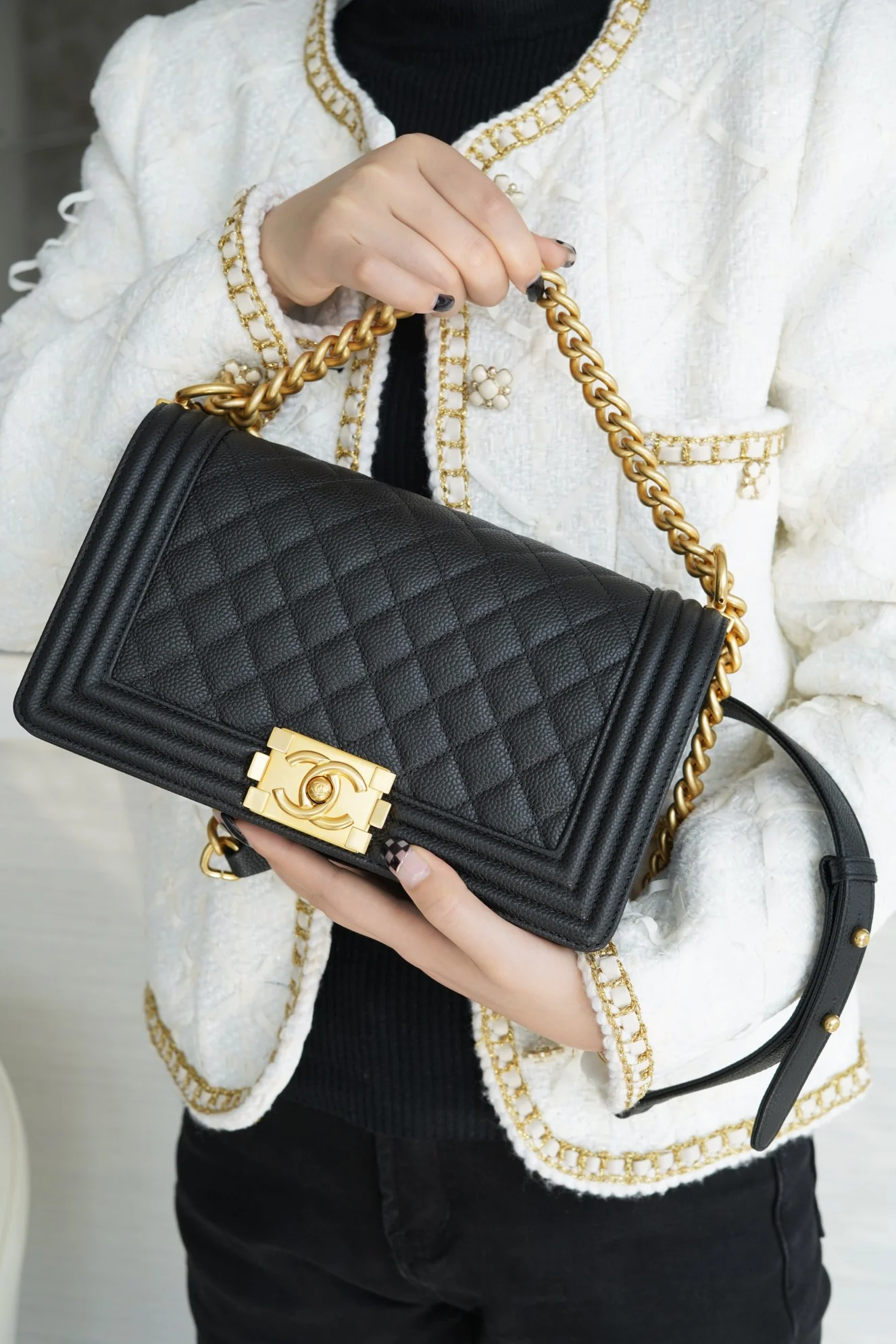 Часы Chanel Le Boy из коллекции Le Boy - из черной кожи личи с винтажной золотой пряжкой - 25 см