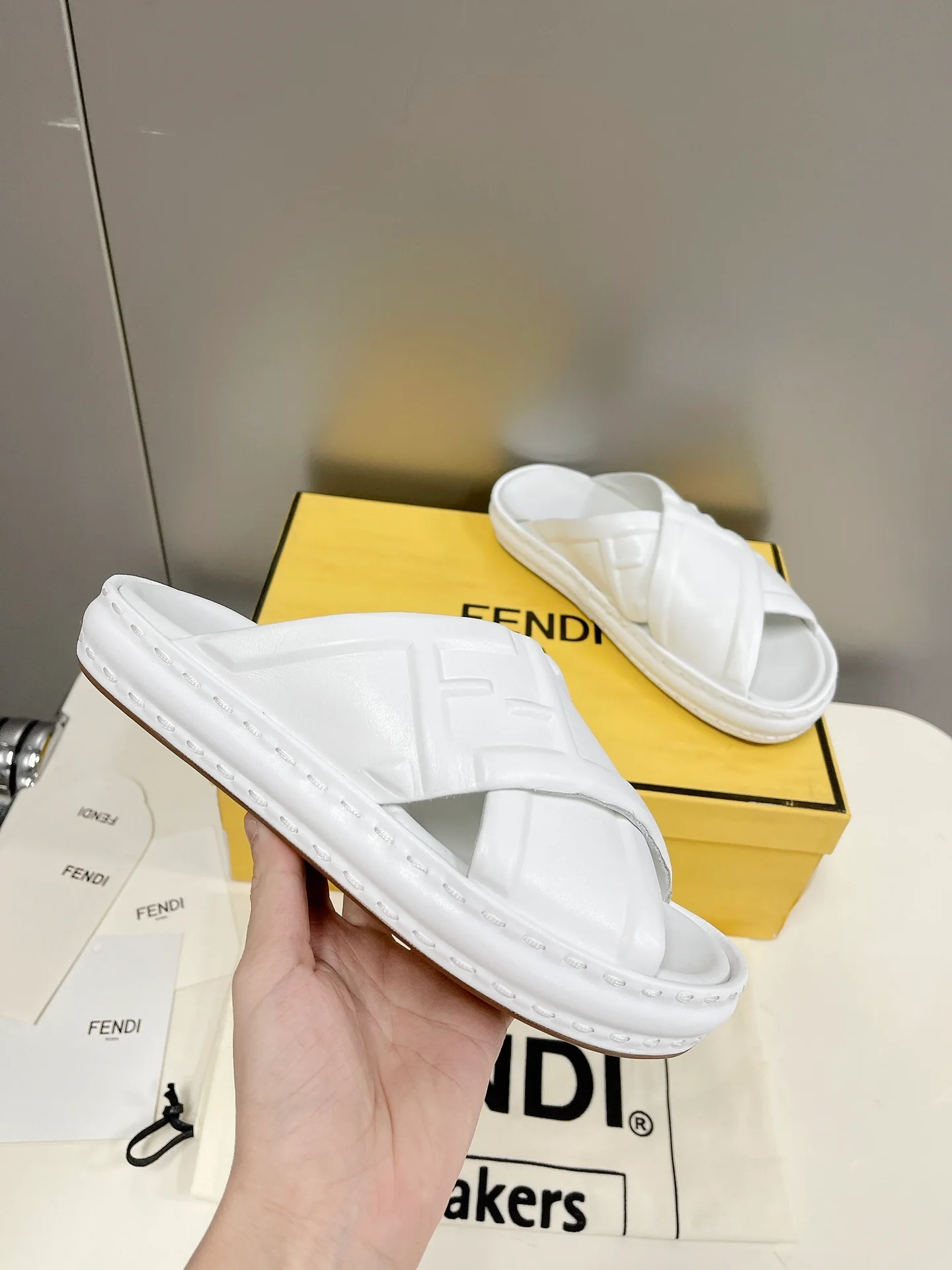 Fendi - Тапочки ?Белый хлеб?