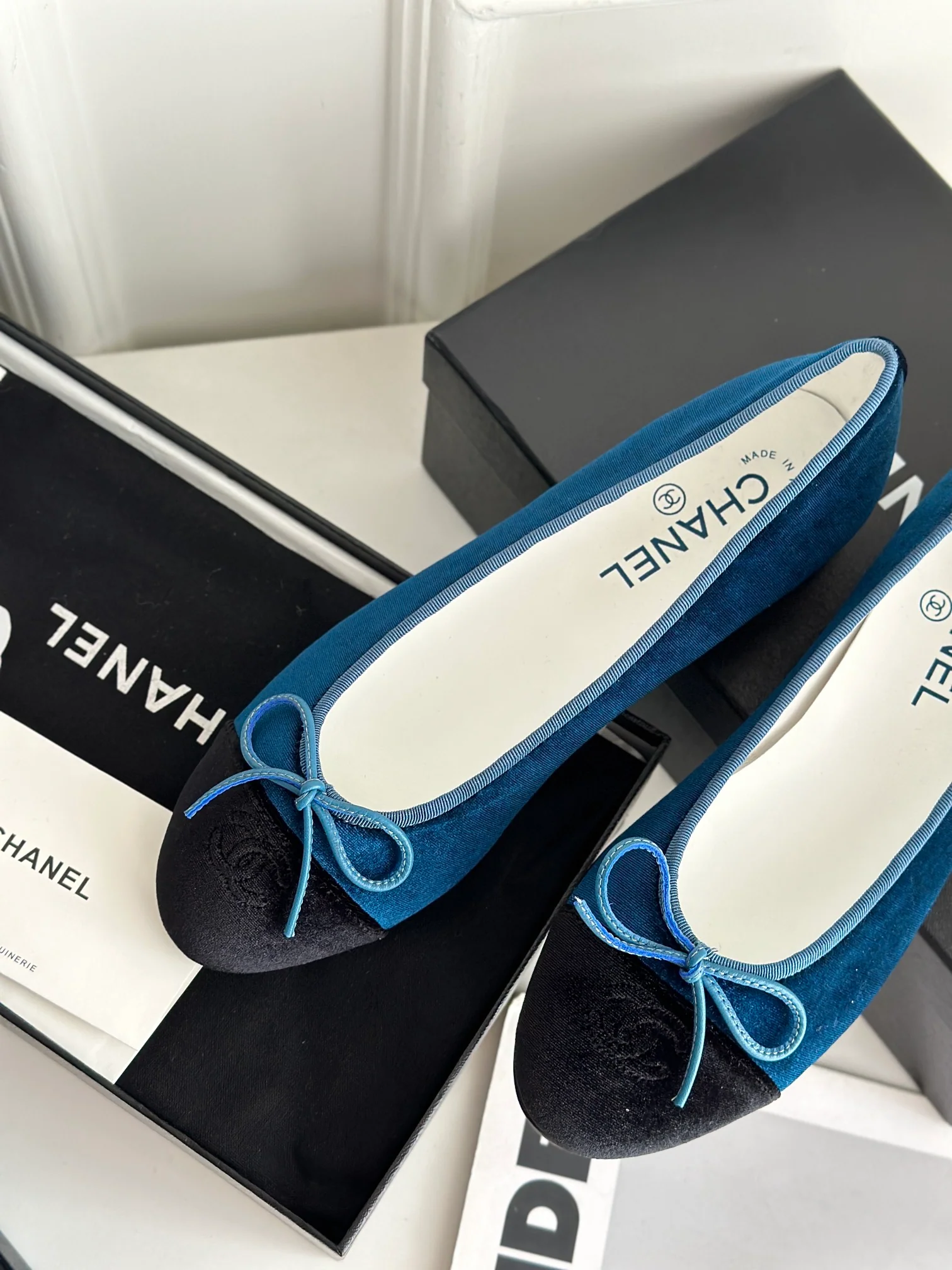 Новинка 2023 года от Chanel - Классические балетки - Бархатно-голубые