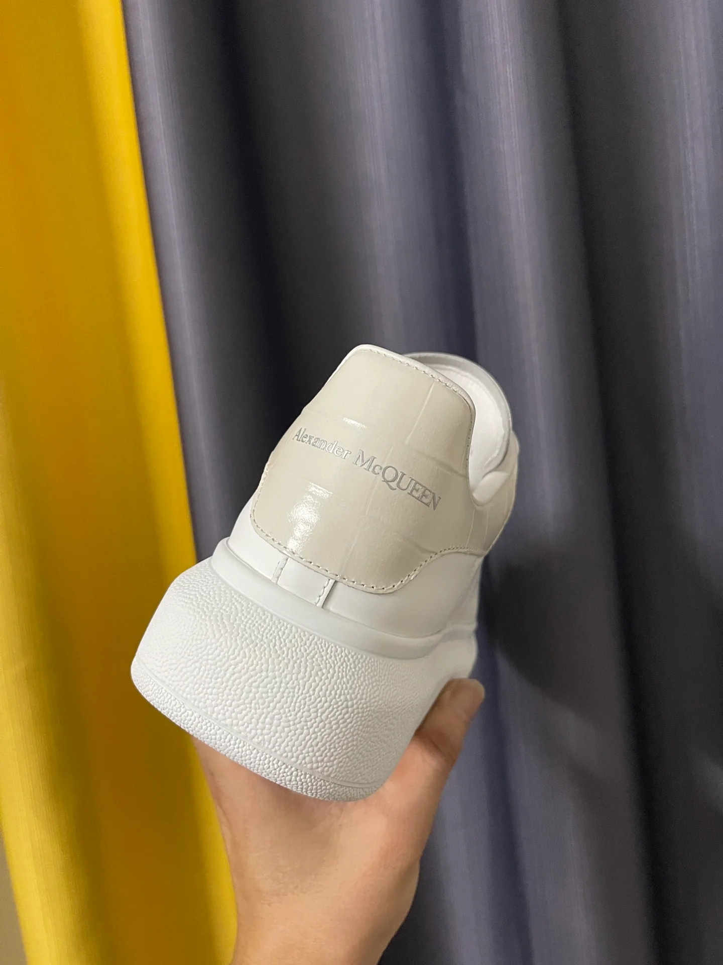 Классические белые кроссовки McQueen - унисекс - цвет Off-White с тиснением под крокодиловую кожу на пятке