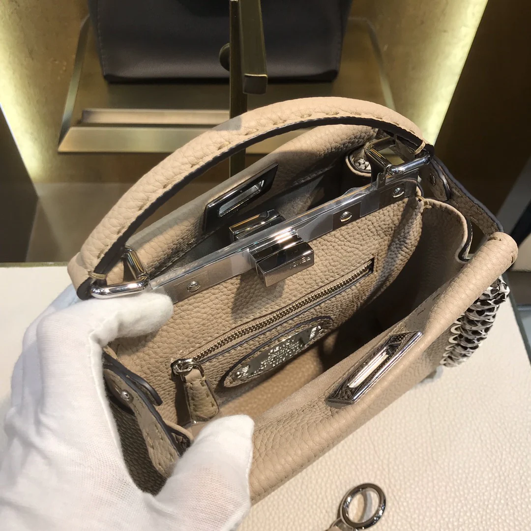 Мини-сумочка Fendi Peekaboo из абрикосовой кожи