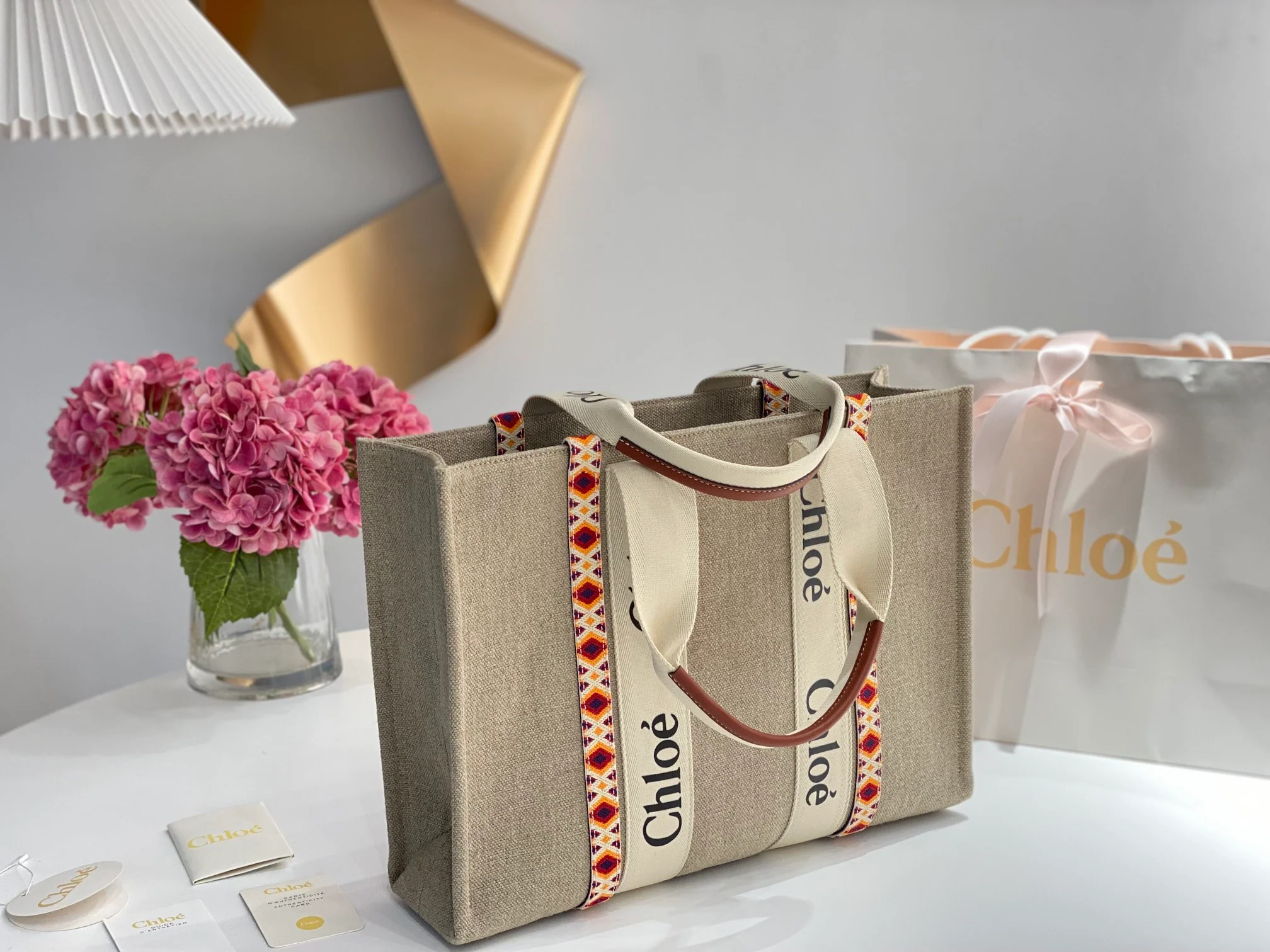 Новинка сезона весна/лето 2022 от Chloe - Сумка-тоут Woody - Большая - Коричневый с ромбовидным узором