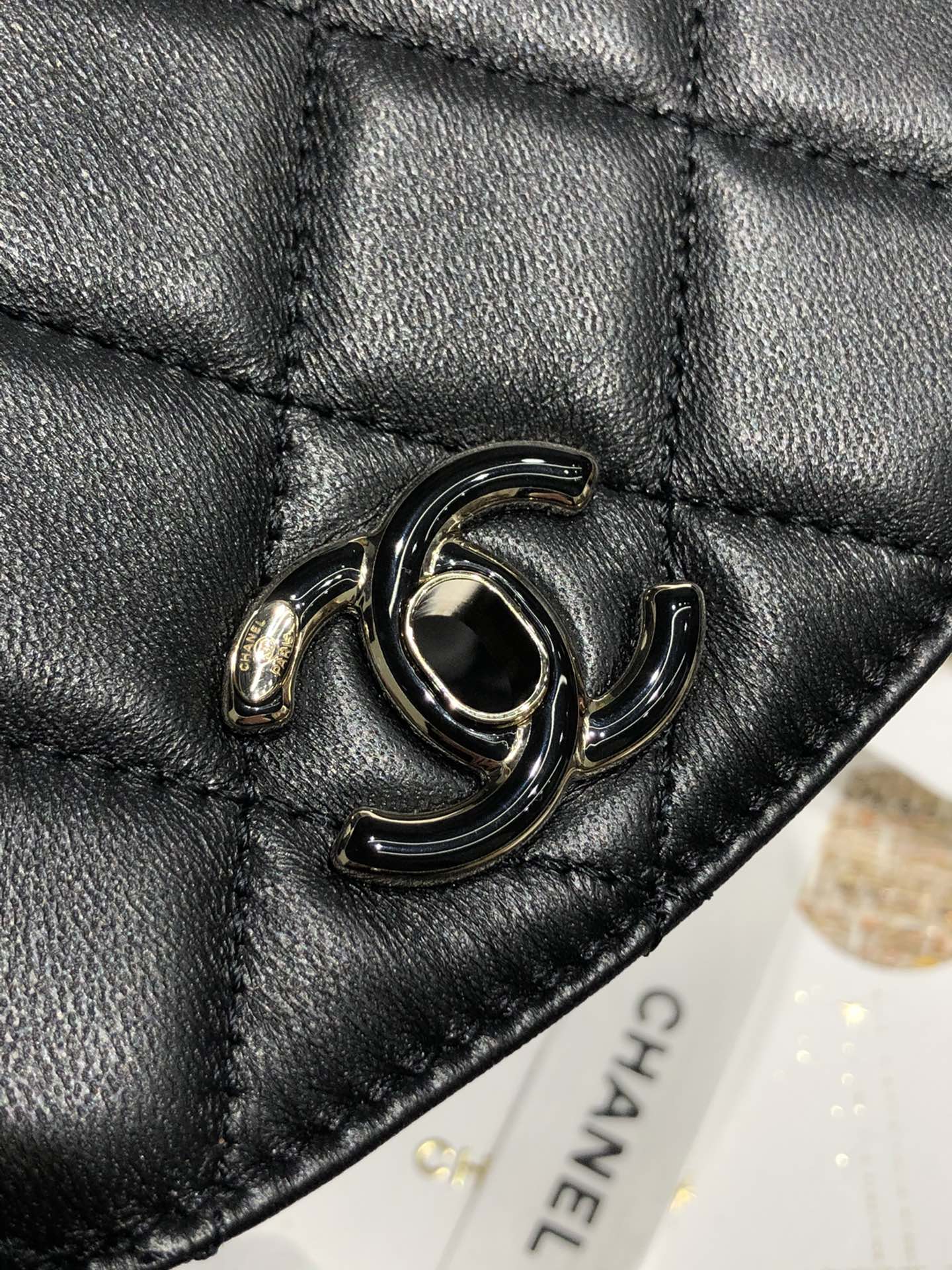 Сумка Chanel с радужной цепочкой, 2022 год.