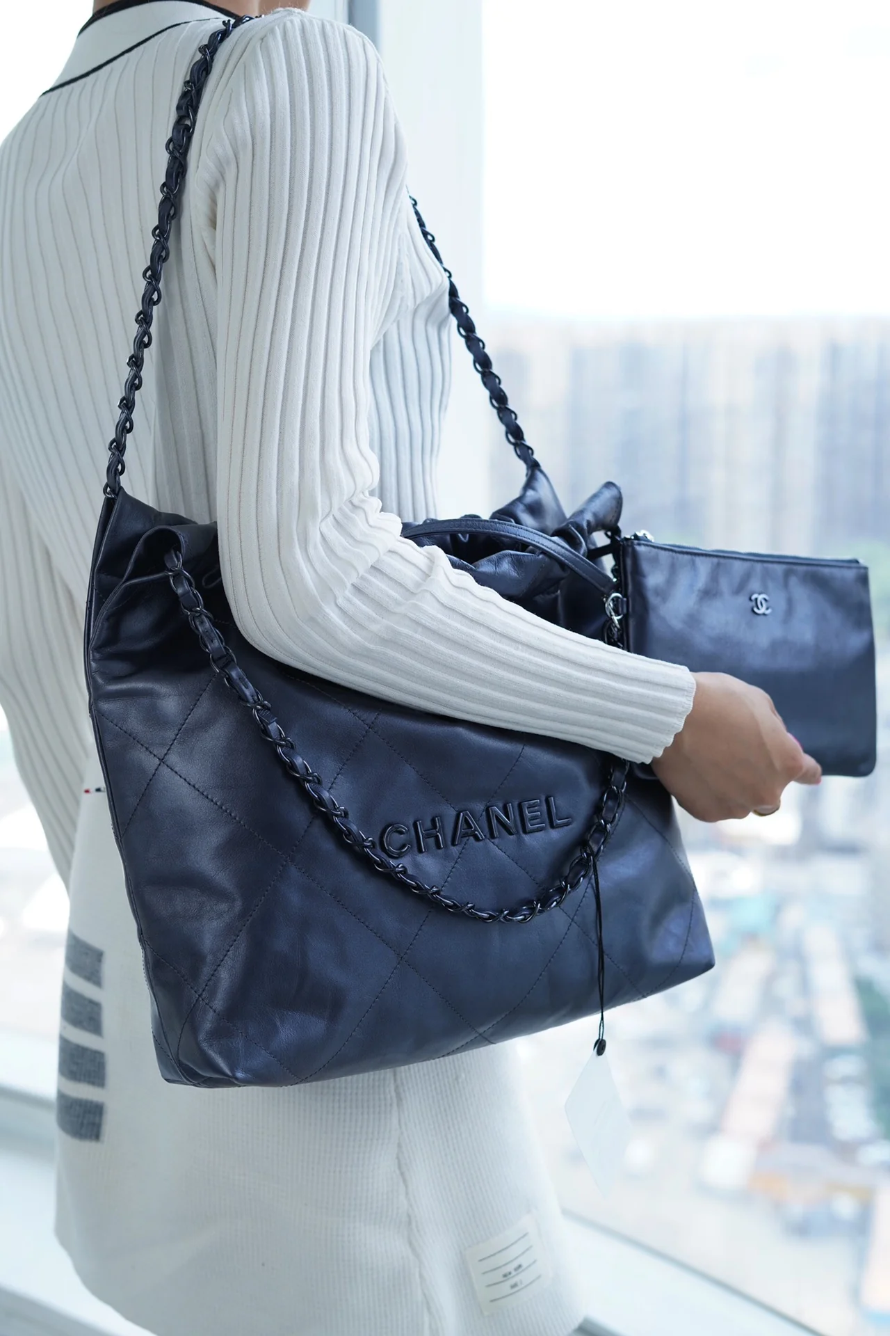 Сумка Chanel 22 - маленькая, металлизированная, синяя.