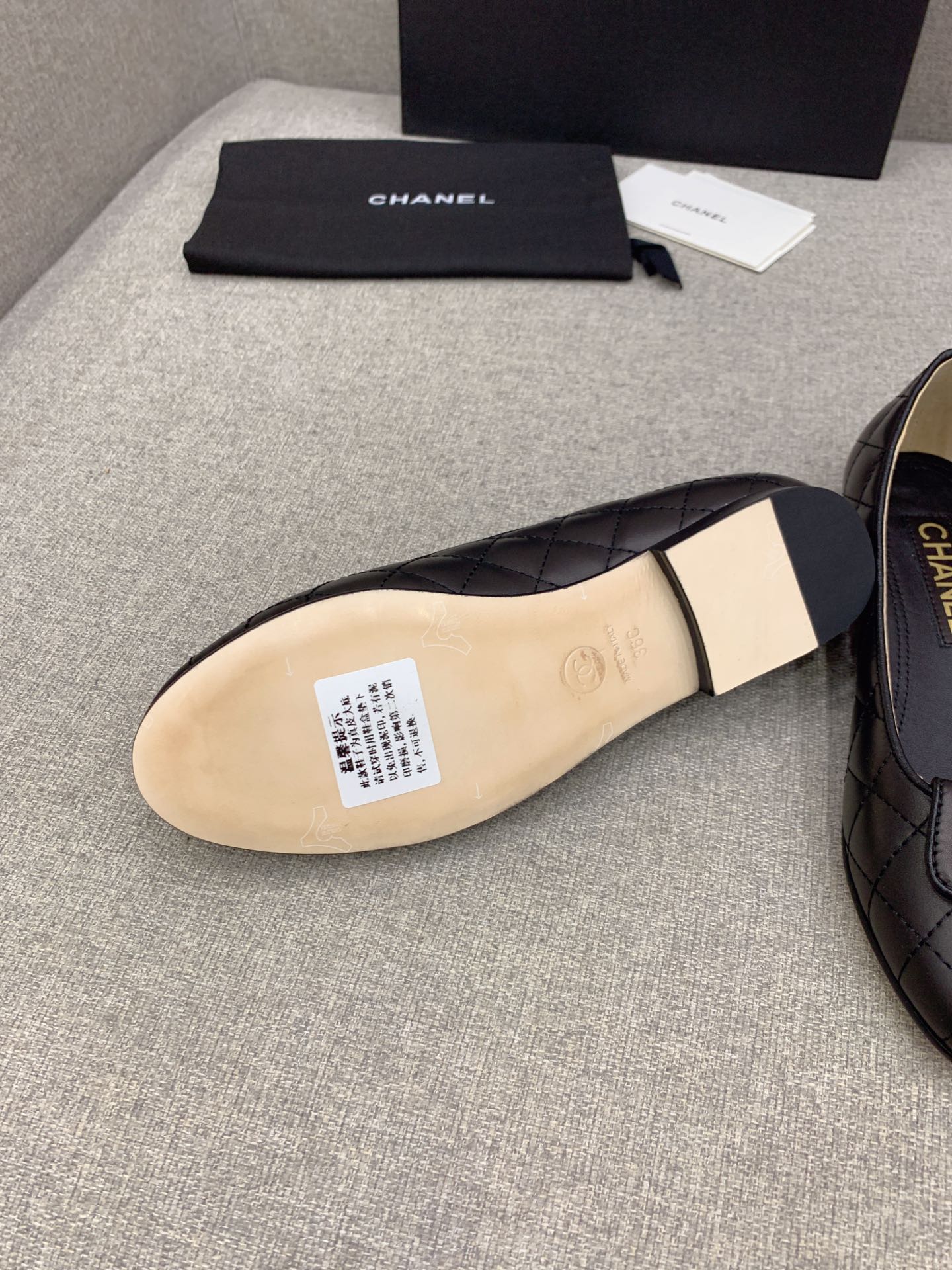 Классические балетки Chanel с двойной пряжкой в ??виде буквы С — черные с ромбовидным узором.