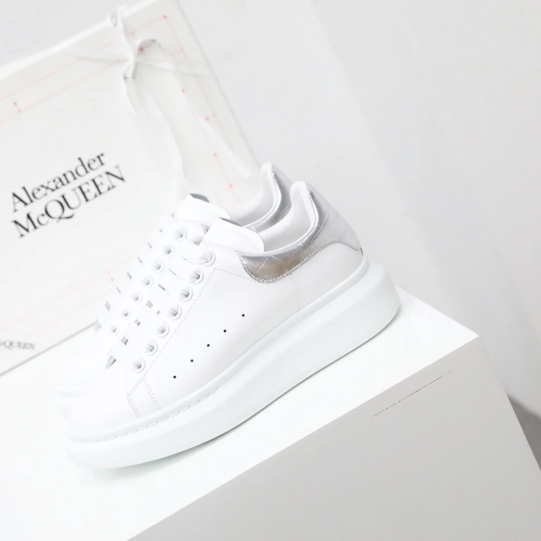 Классические белые кроссовки McQueen с крокодиловым принтом, серебристые.