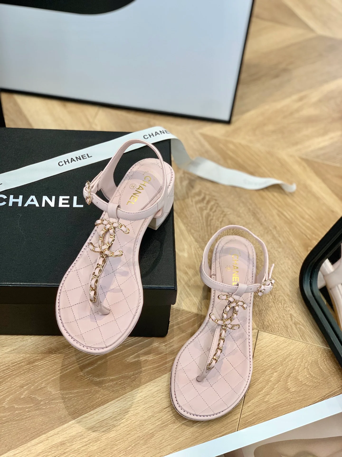 Chanel - Розовые сандалии