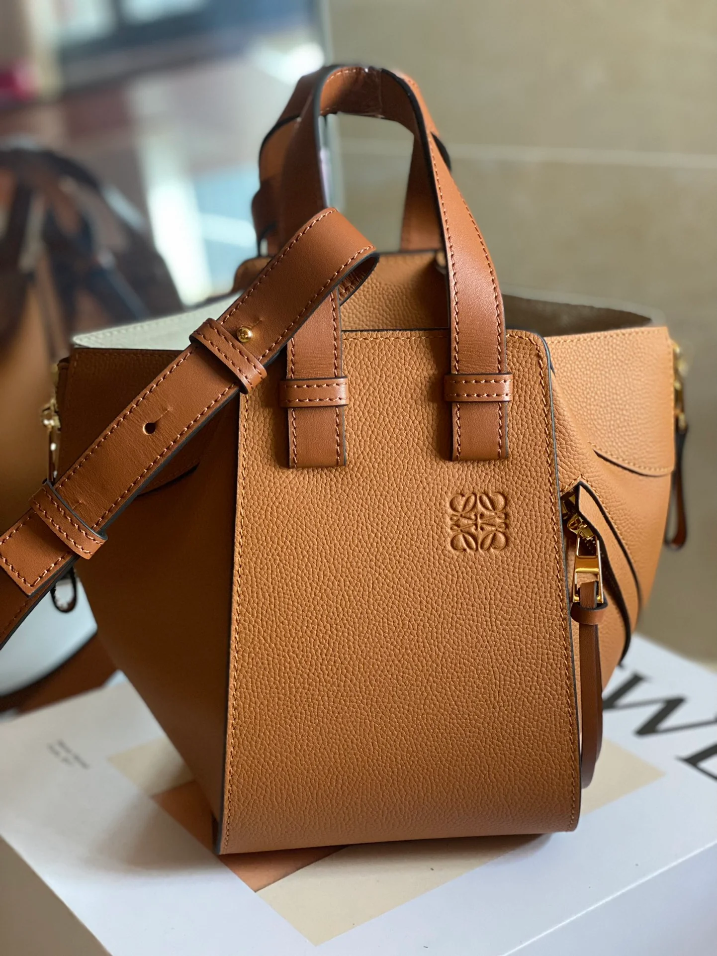 Сумка Loewe Hammock — зернистая телячья кожа — маленькая — карамельного цвета