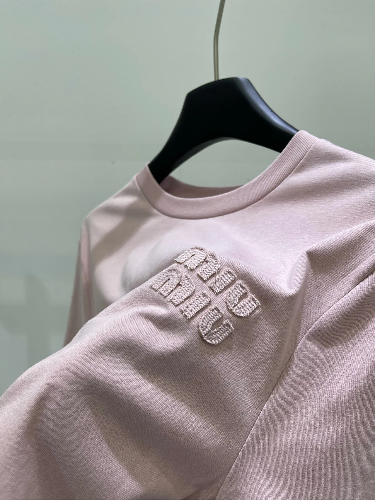 Miu Miu-2404-Розовая футболка с коротким рукавом и аппликацией в виде букв