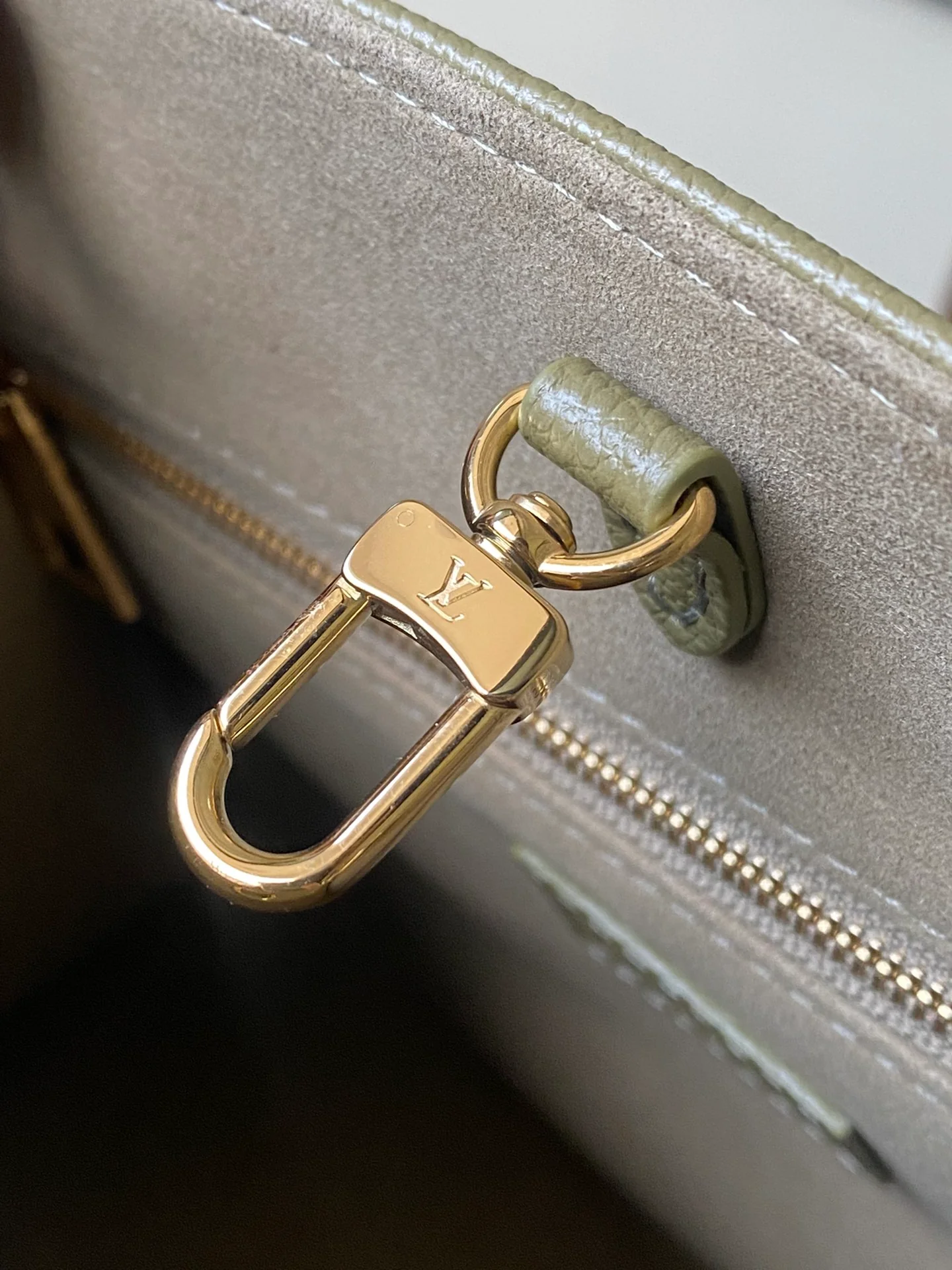 m46647-LV-onthego-bb-tote bag-khaki green