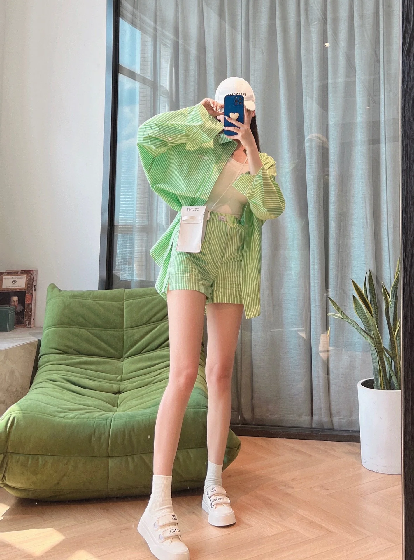 Новинка сезона осень/зима 2022 от Chanel - повседневные туфли на платформе с застежкой-липучкой - фото на теле - белые.