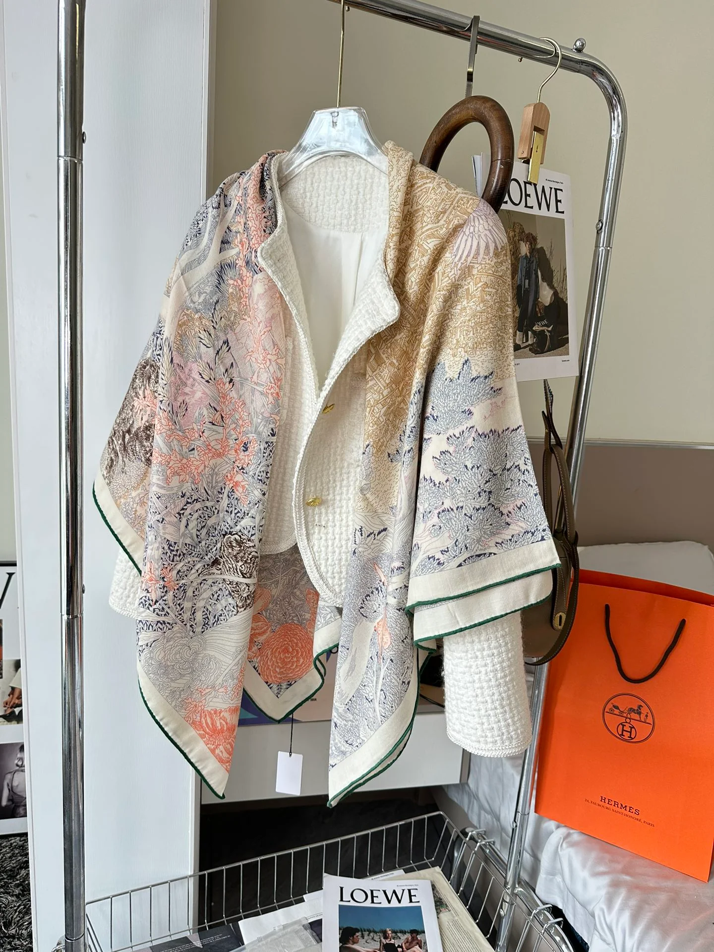 Большой шарф Hermes 2024 Floral World Style — нежный оранжевый цвет.