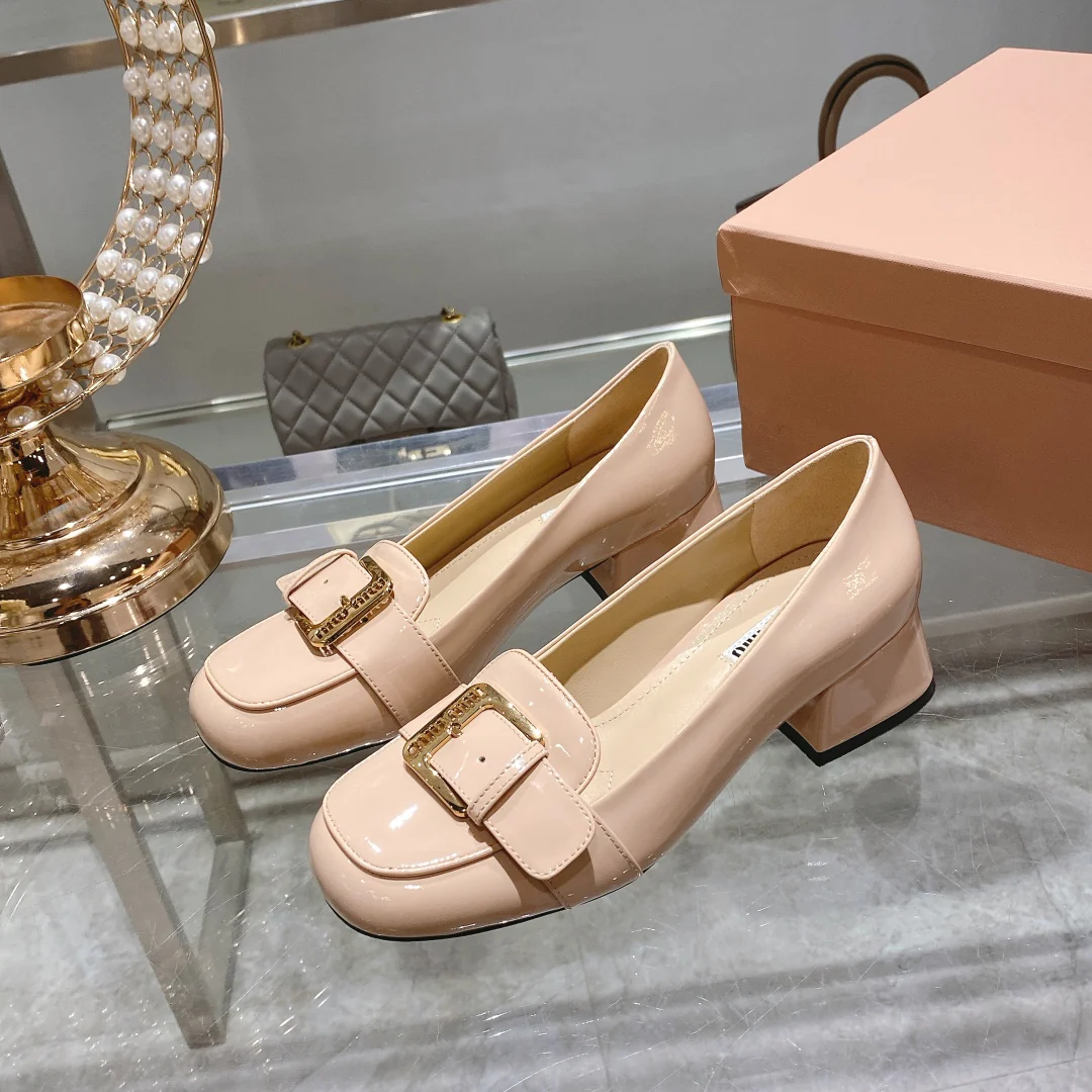 Новинка сезона осень/зима 2022 от Miu Miu - Туфли на низком каблуке с квадратным носком - Розовые