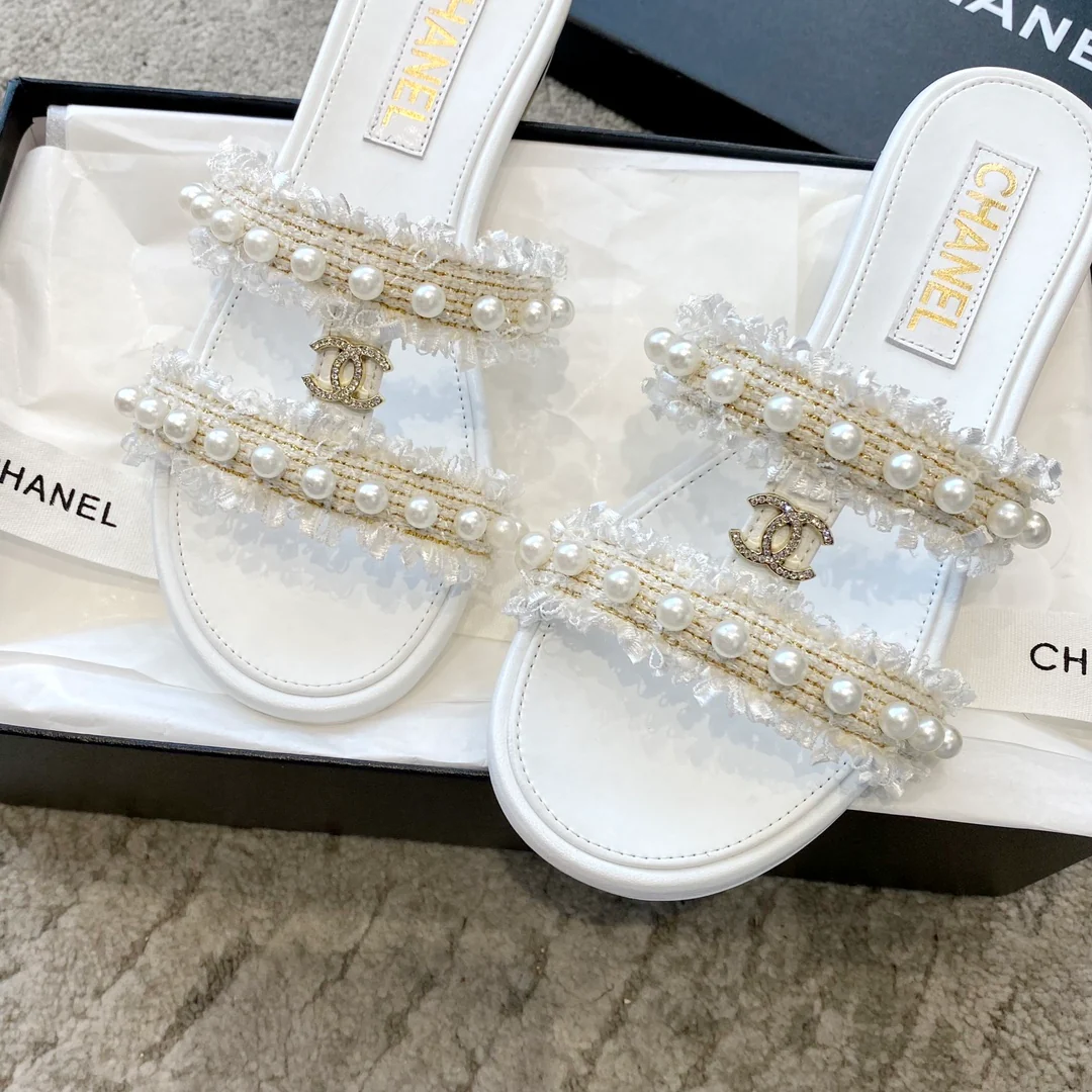 Новинка сезона весна/лето 2023 от Chanel - Туфли из овечьей кожи с жемчугом - Белые