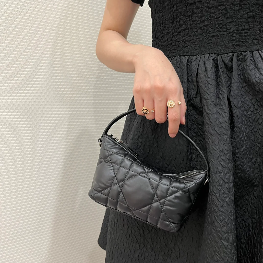 Сумка-ланчбокс Dior из серии ?Стеганая кожа?, черная, маленький размер.