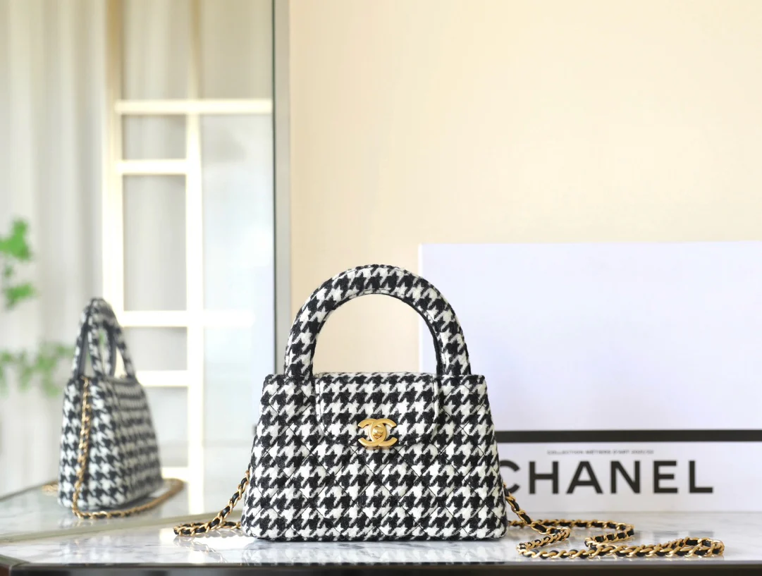 Сумка Chanel Kelly на цепочке с узором ?гусиная лапка?.